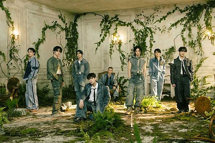 【価格高騰】Stray Kids『Hollow』タワレコ渋谷限定フォトカード、メルカリで高額販売されるケースも
