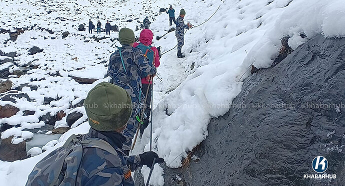 APF personnel using ropes during rescue (Khabarhub)