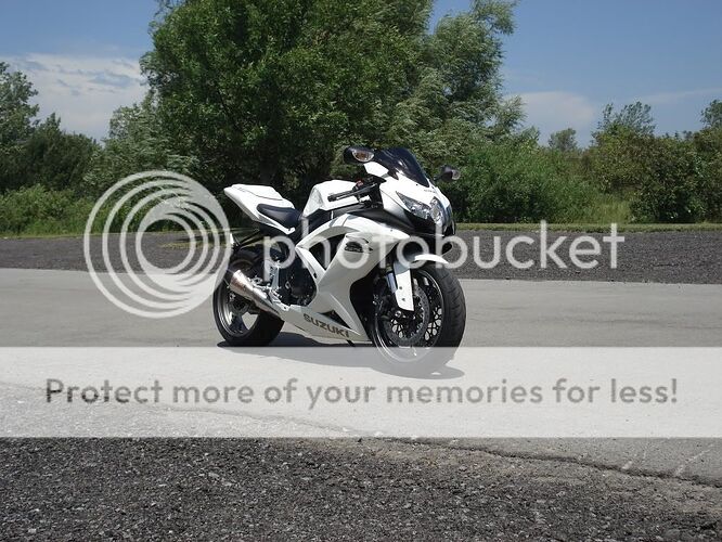 http://i746.photobucket.com/albums/xx110/WhiteDeion/gixxer011.jpg