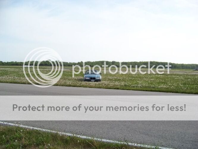 http://img.photobucket.com/albums/v467/badnewsmini/trackday/100_1457.jpg
