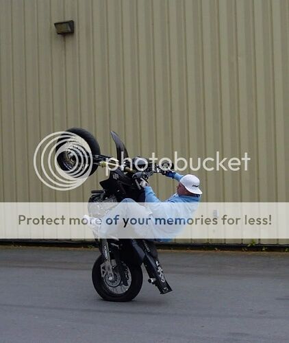 http://i221.photobucket.com/albums/dd299/srt8chick/DSC02092.jpg