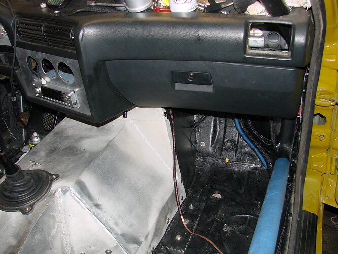 http://onyxsyndicate.com/newman/e30gtr/img/interiortuck3.jpg