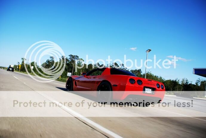 http://i22.photobucket.com/albums/b316/TransAmJ/Rollinredvette4.jpg