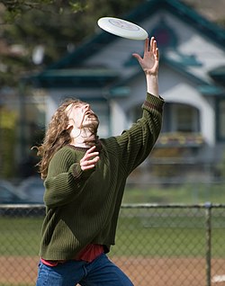 http://upload.wikimedia.org/wikipedia/commons/thumb/c/c1/Frisbee_Catch_02-_Fcb981.jpg/250px-Frisbee_Catch_02-_Fcb981.jpg