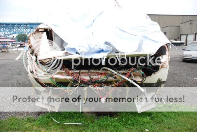 http://i136.photobucket.com/albums/q181/blastoffinc/Sunken%20boat/DSC_0019.jpg