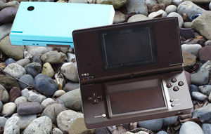 http://l.yimg.com/a/i/us/ga/buzz/feature/vg19/nintendo_dsi_rocks_300x191.jpg